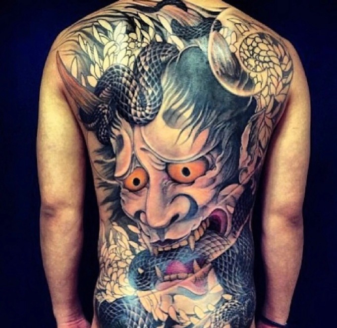 彩色大般若吞蛇的满背纹身图案