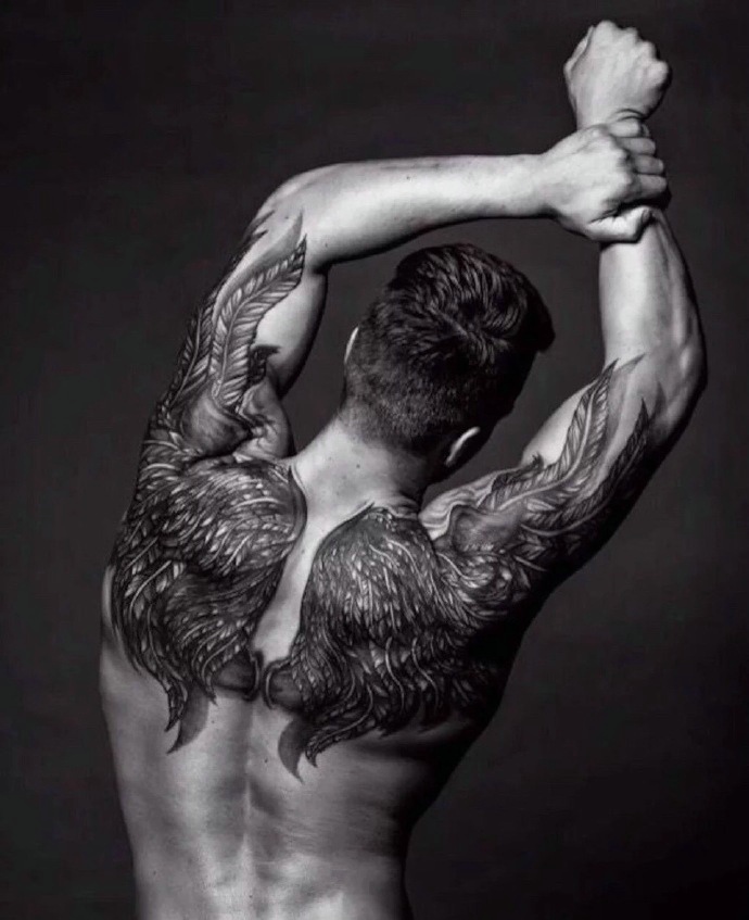 个性男士后背羽毛纹身图案很帅气