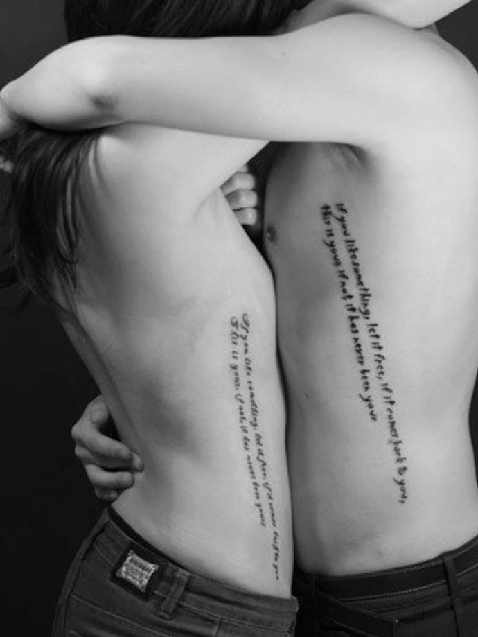 隐藏在侧腰部的英文情侣纹身图案