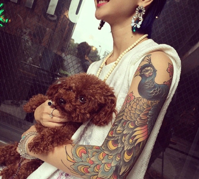 一组潮范十足的女生时尚纹身图片