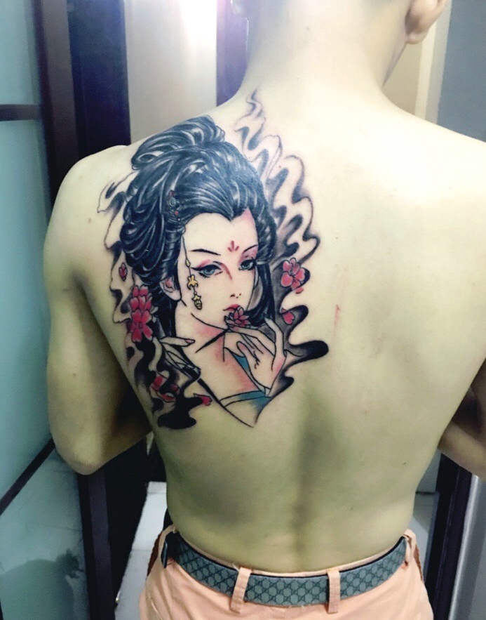男士后别一枚精致的花妓纹身刺青