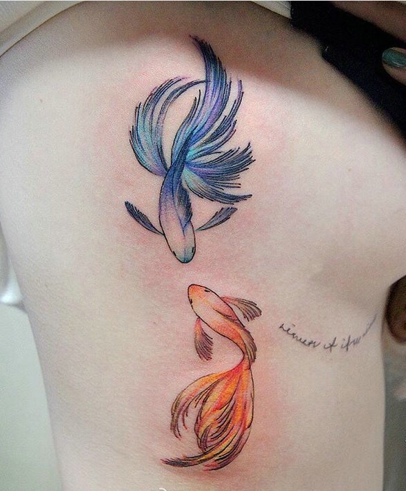 侧腰部两条小鱼游来游去的纹身图片