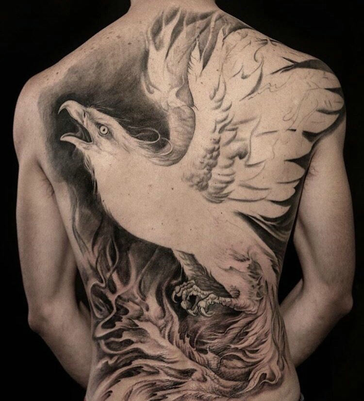 铺满整个背部的老鹰纹身图案