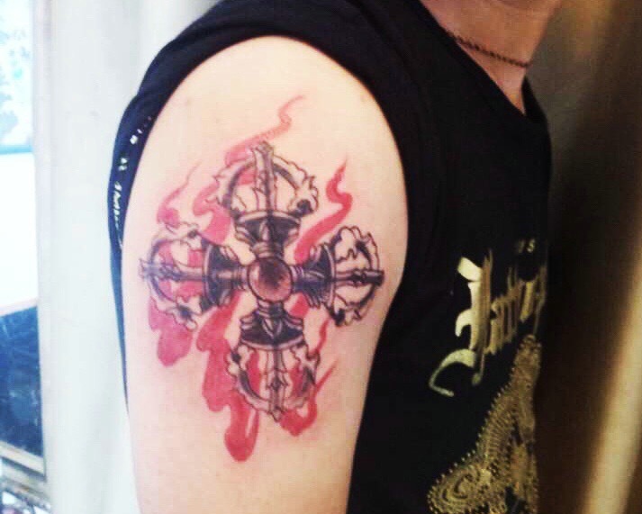 个性魅力的大臂图腾纹身图案