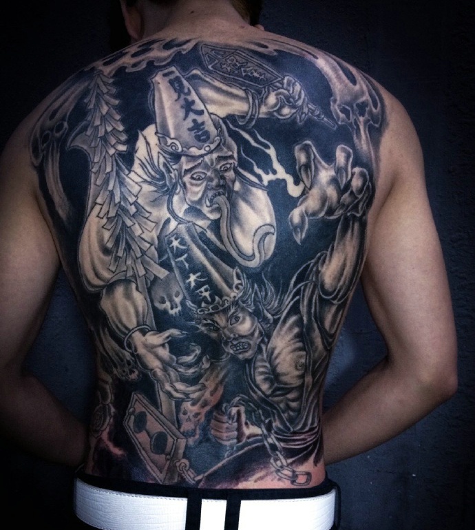 满背遮盖着令人惊慌的图腾纹身图案