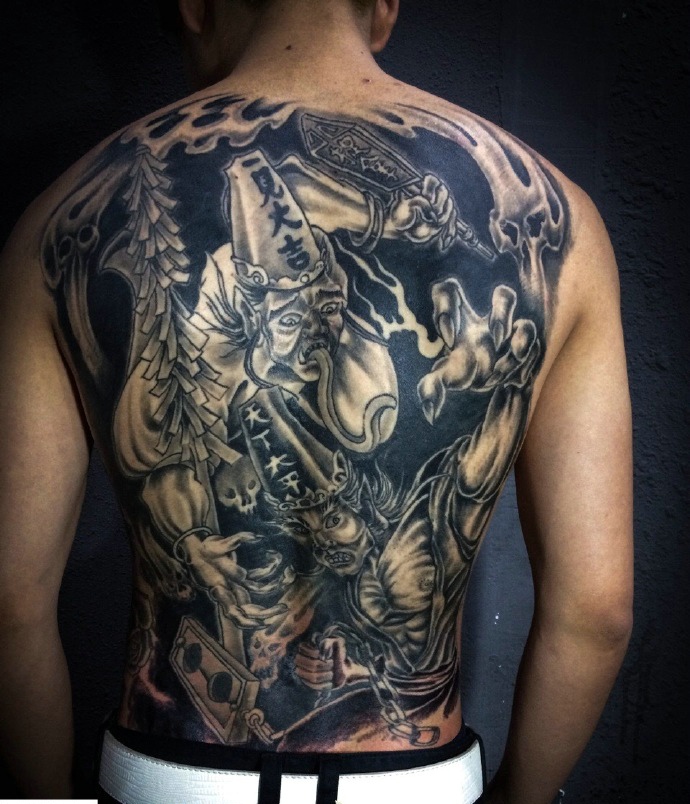 满背遮盖着令人惊慌的图腾纹身图案