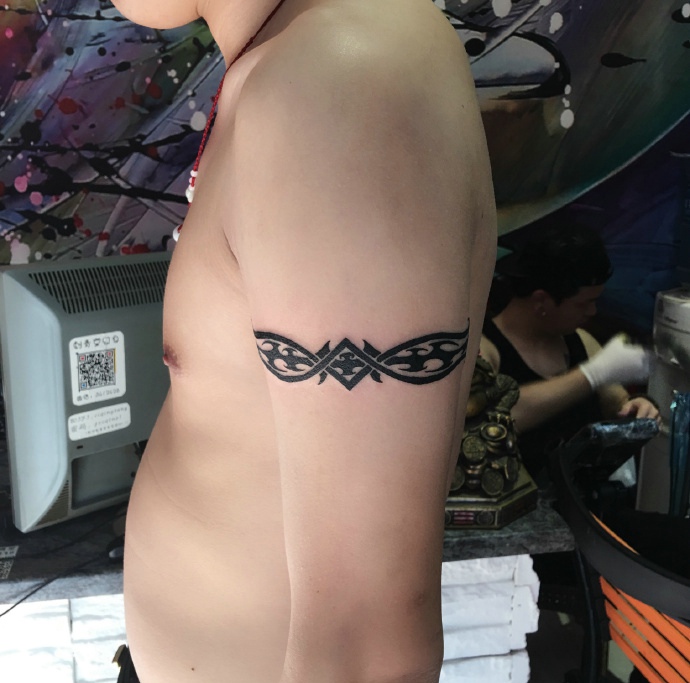健壮男士大臂纹身图案魅力十足