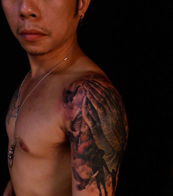 男士大臂个性抢眼的手掌纹身图案