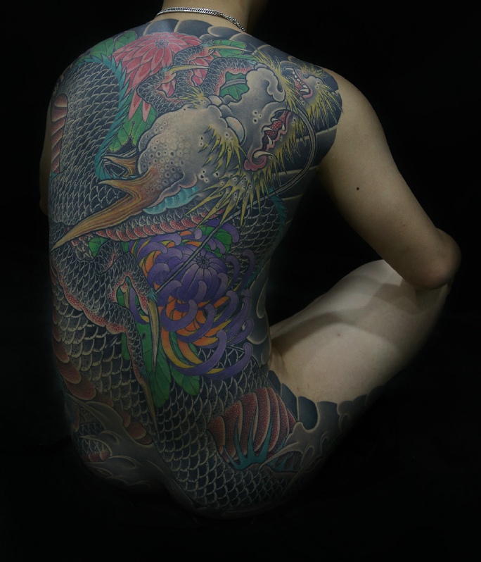 满背风度翩翩的彩色邪龙纹身图案