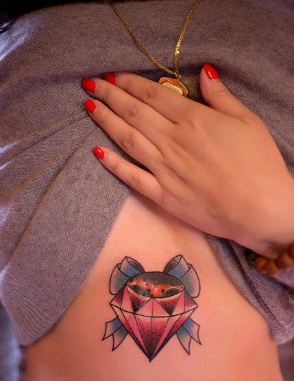 美女腹部标致的彩色钻石纹身图案
