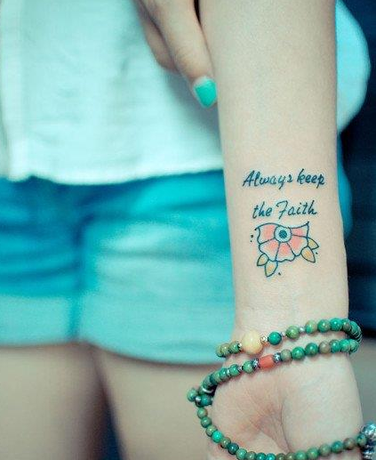 女生手腕小巧时尚的字母与花卉纹身图案