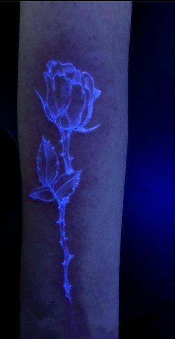 小臂荧光玫瑰纹身图案大全