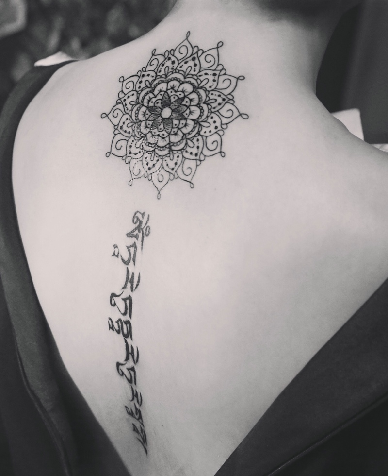 梵花与梵文结合的脊椎部纹身图案
