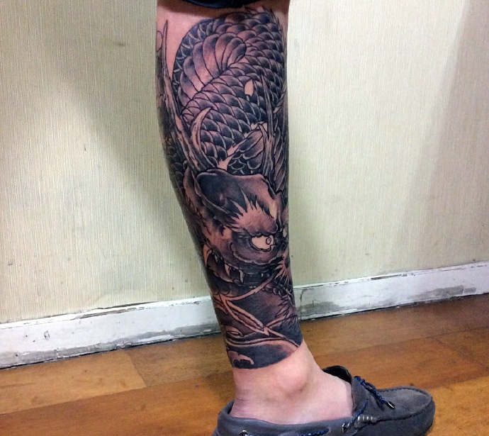 包小腿传统黑白邪龙纹身图片