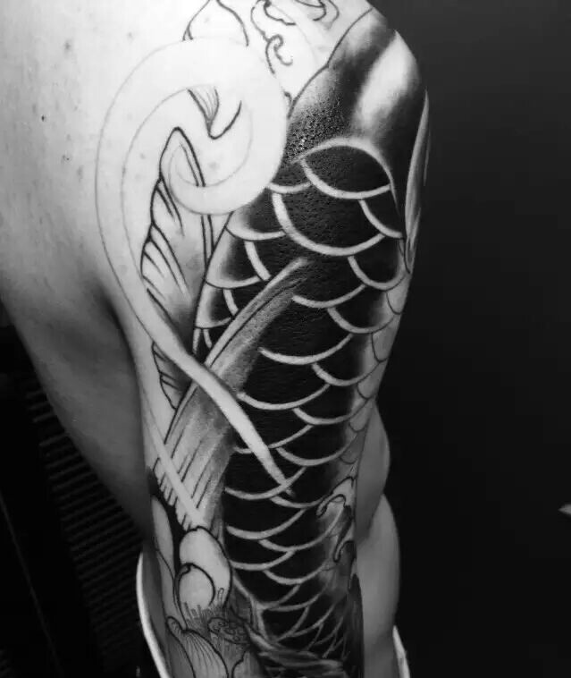 遮盖着整个手臂的帅气鲤鱼纹身图片