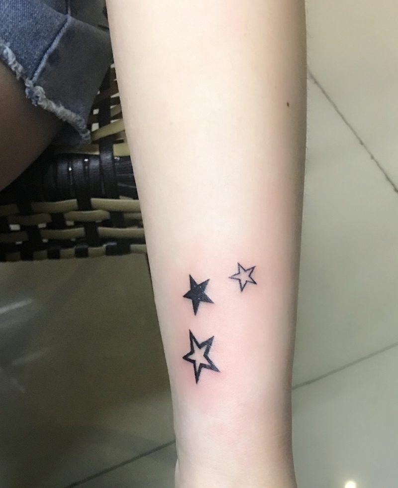 手臂小清新三颗五角星纹身图片