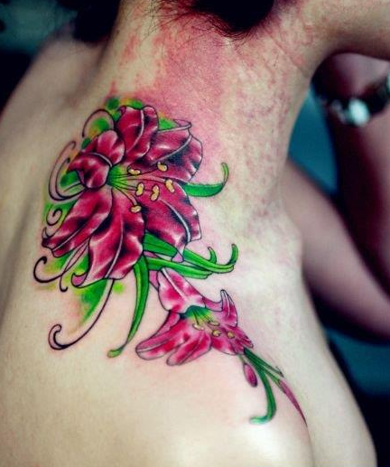 女孩子肩部精美的百合花纹身图案