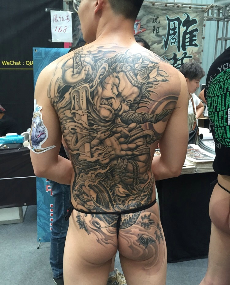 男女都能架势的满背图腾纹身图案