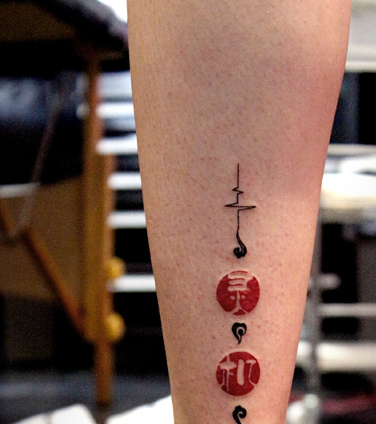 十分有趣的腿部图腾纹身图案