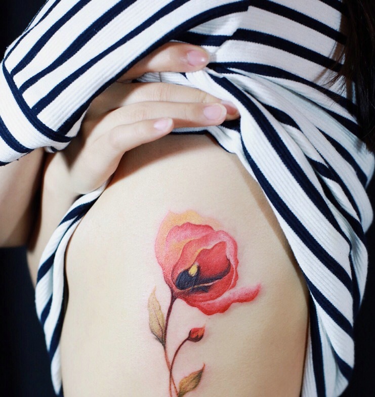 青春就像花一样绽放的侧腰部花朵纹身