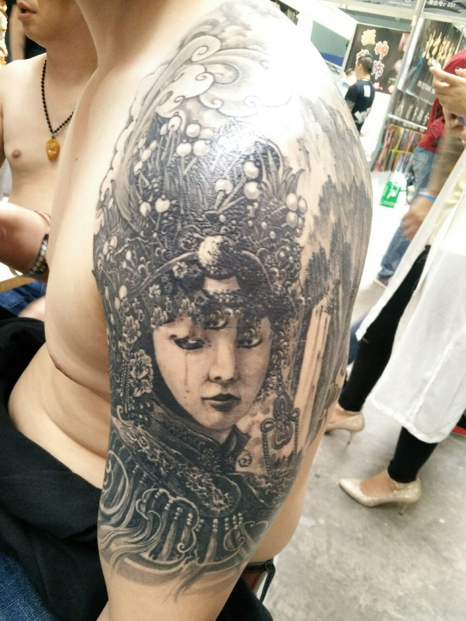 大臂一枚黑白精致花旦纹身刺青