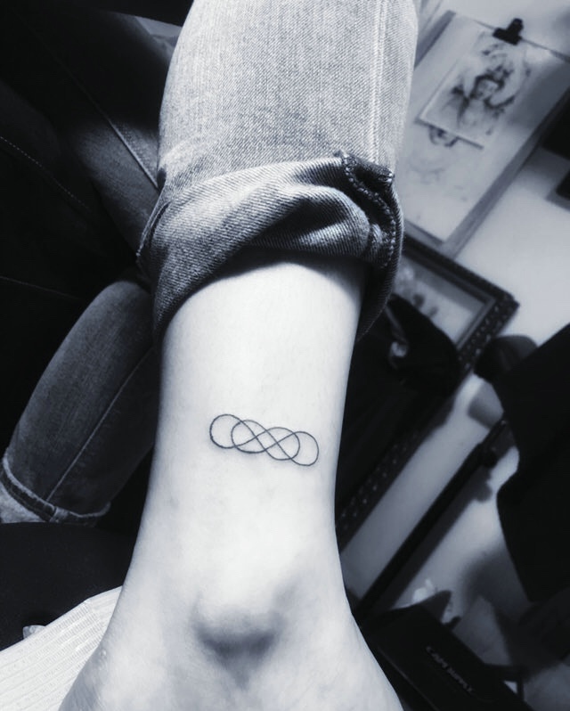 裸脚简陋单一的小图腾纹身刺青