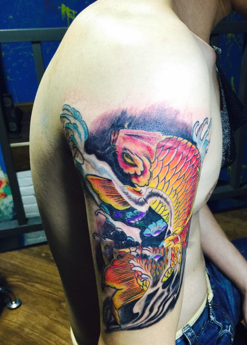 金光闪闪的大臂红鲤鱼纹身图案