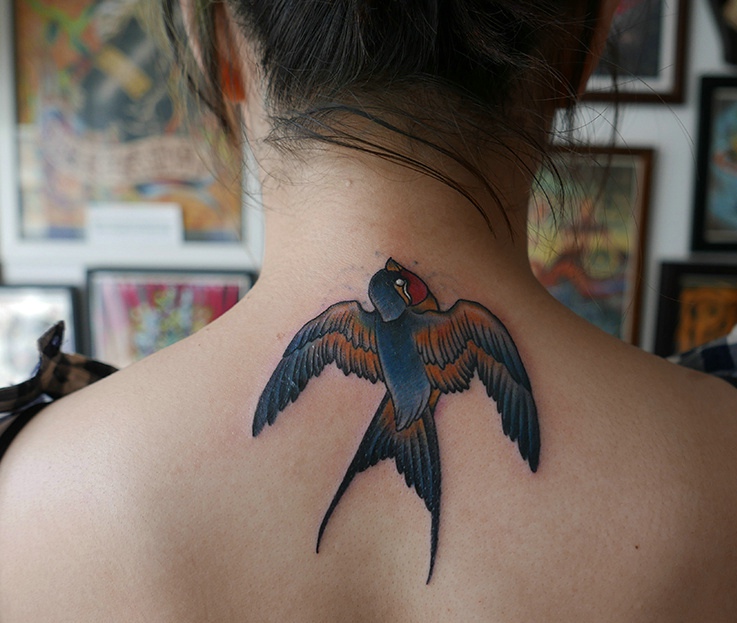 颈部小燕子纹身刺青向往着未来