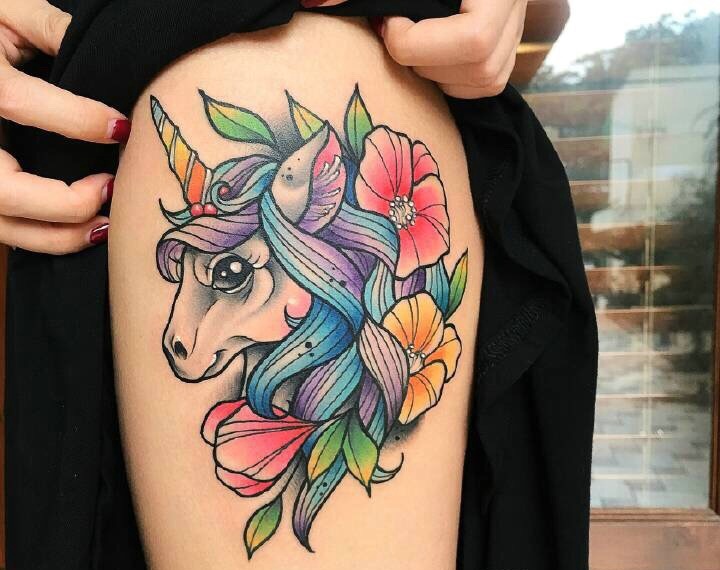 腿部彩色独角兽纹身图案很耀眼