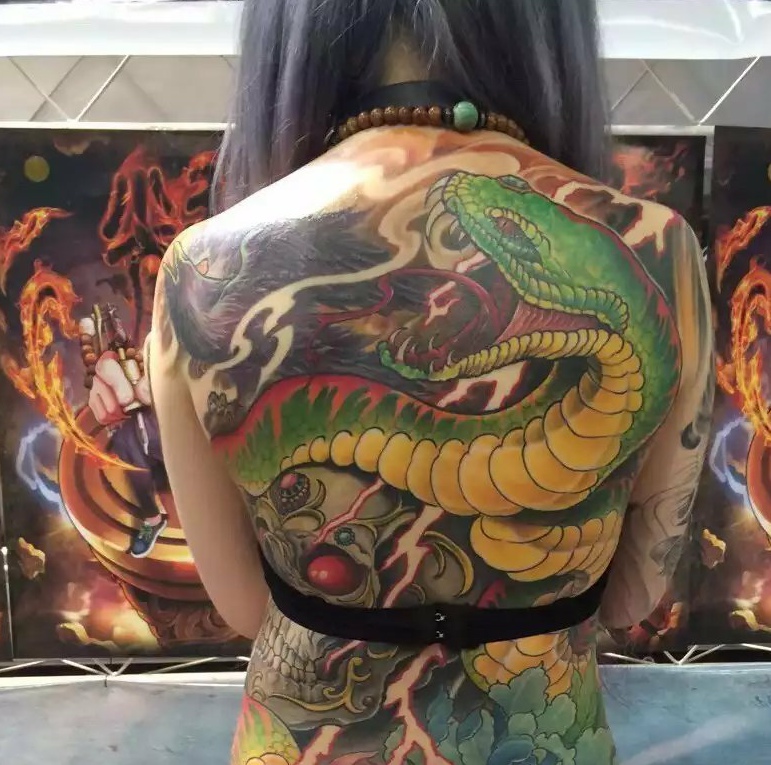 满背彩色大花蛇纹身图案非常惊人