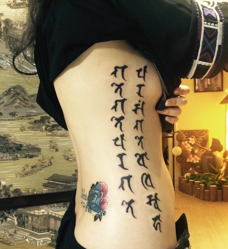 女士侧腰部的个性创意图腾纹身刺青