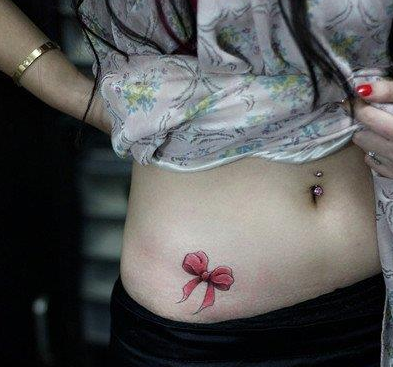 美女腹部小巧的的蝴蝶结纹身图案