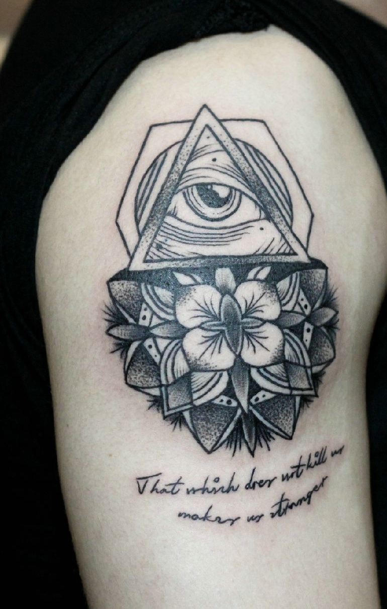 大腿外侧上帝之眼与英文的纹身图案