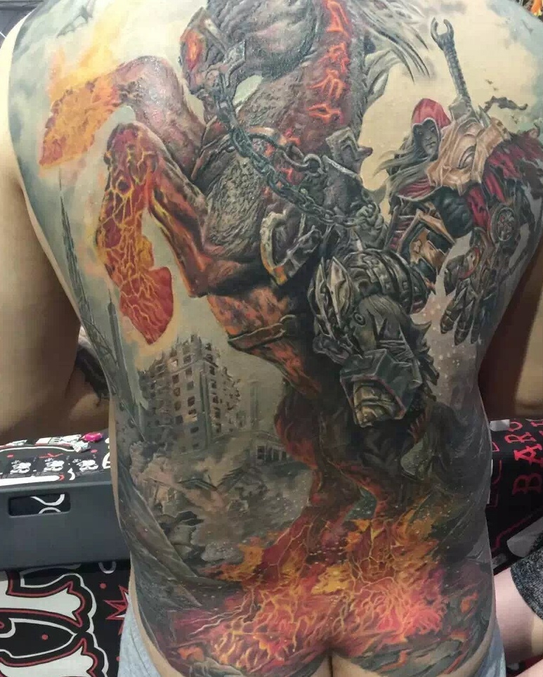 两款完全不同风格的满背图腾纹身图案