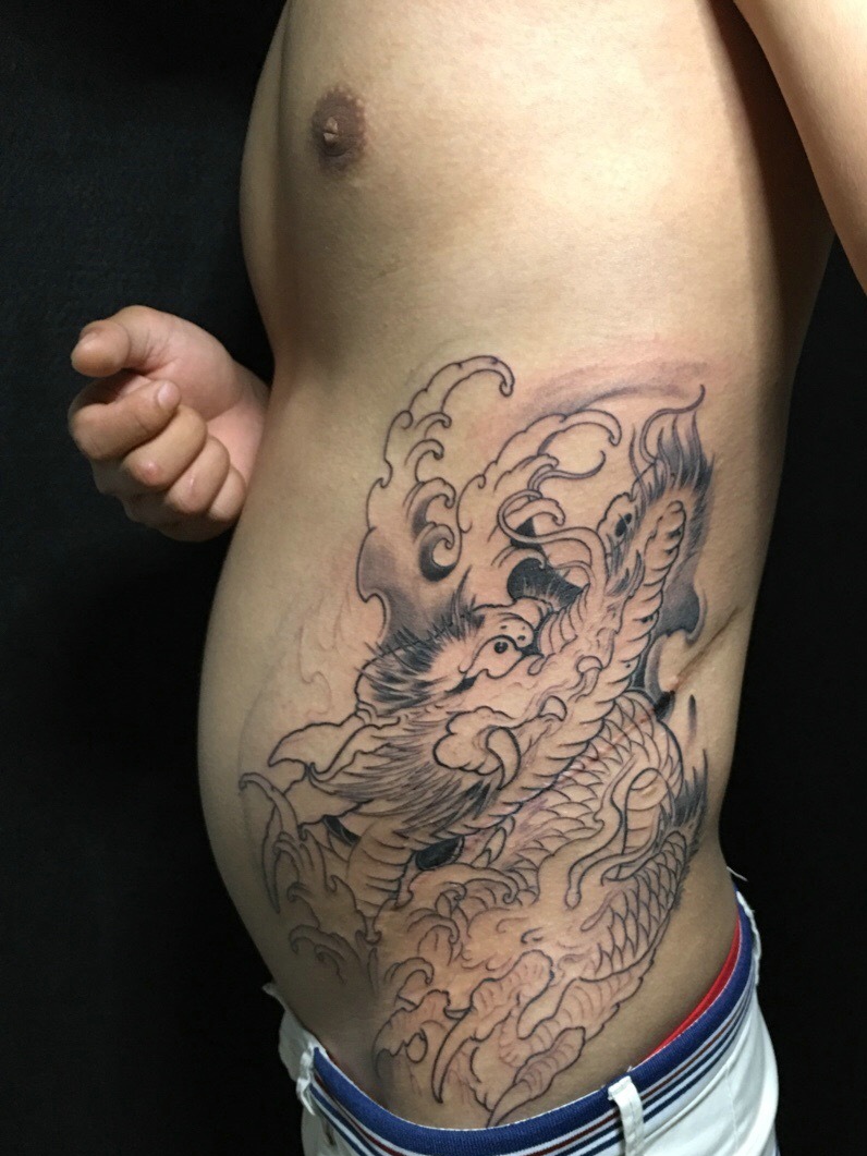 还未完成的侧腰部邪龙纹身图案