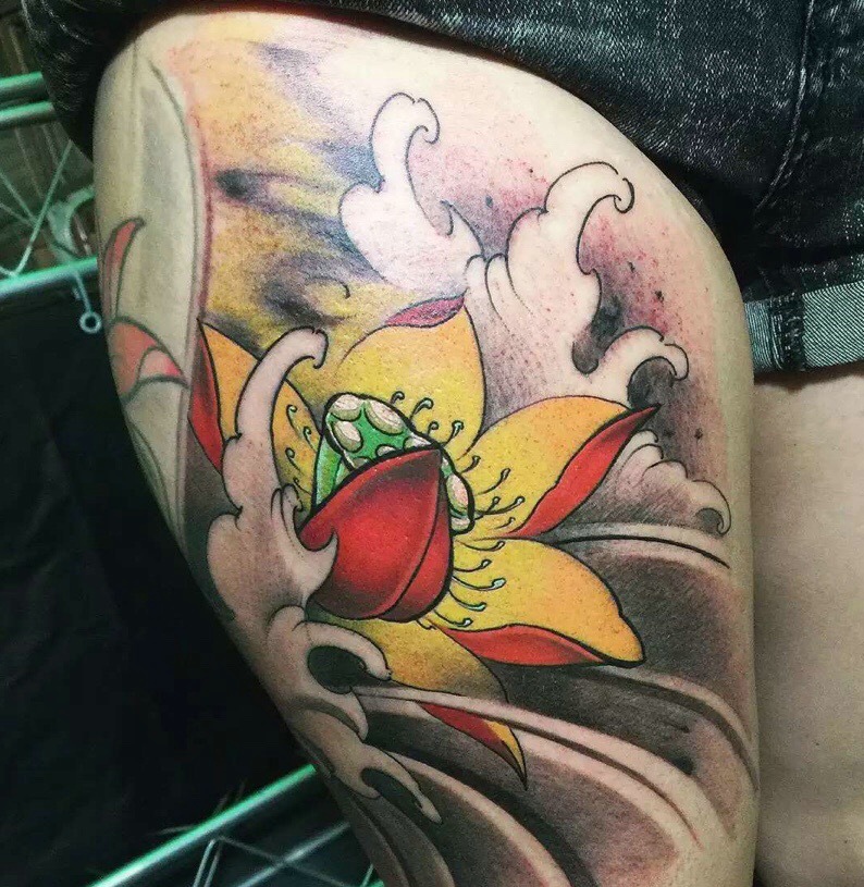 大腿彩色莲花纹身图案很耀眼