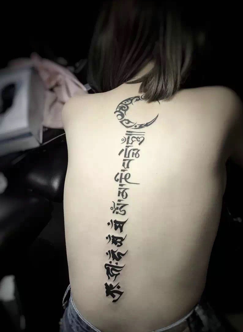 超级性感的梵文脊椎部纹身刺青