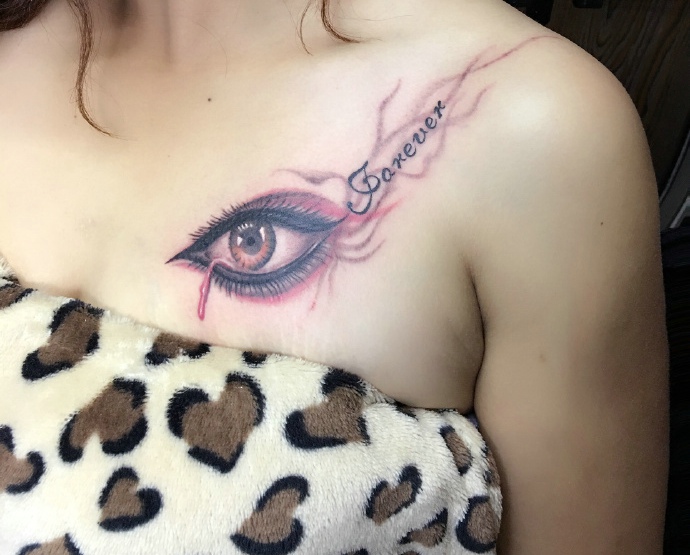 处在胸口的3d眼睛与英文的纹身图案