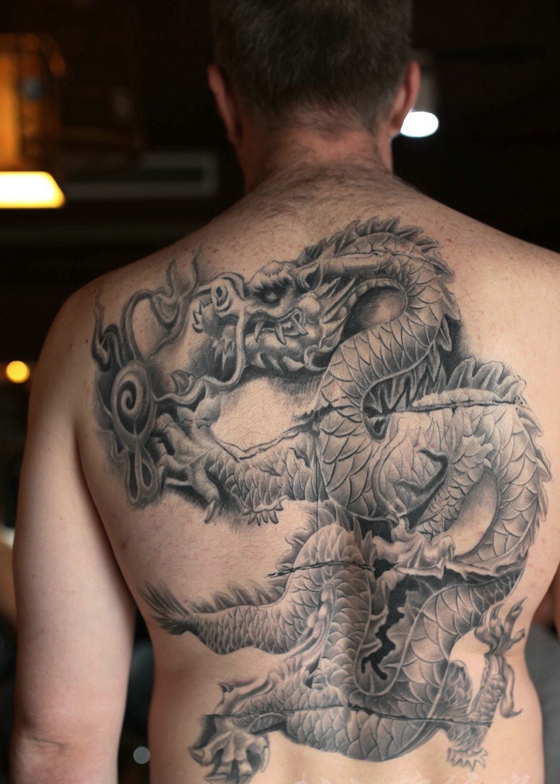 满背黑白邪龙纹身图案威武自信