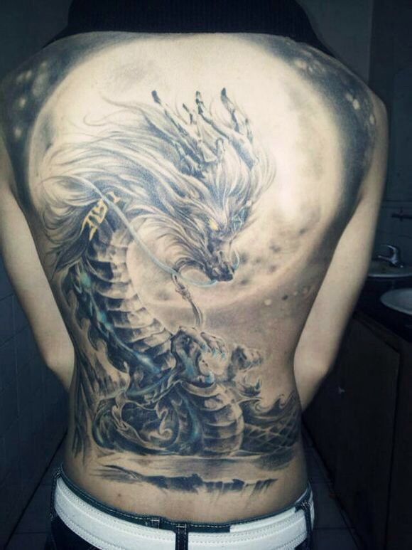 满背霸气的龙纹身图案