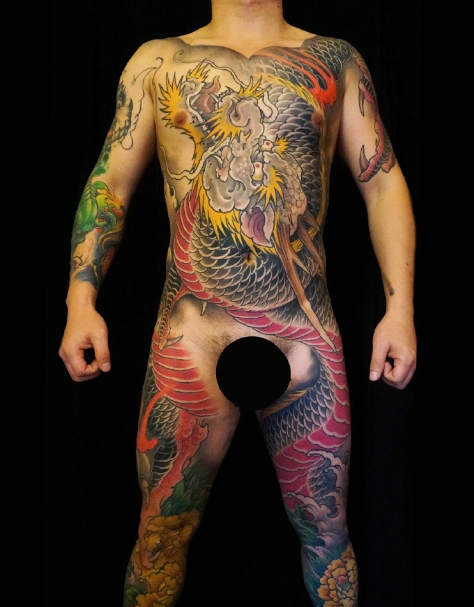 满背彩色大邪龙纹身图案很炫酷