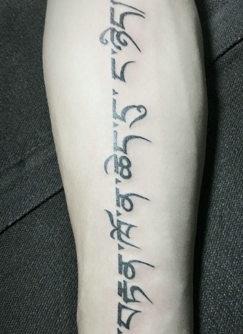 手臂中央个性梵文纹身图案