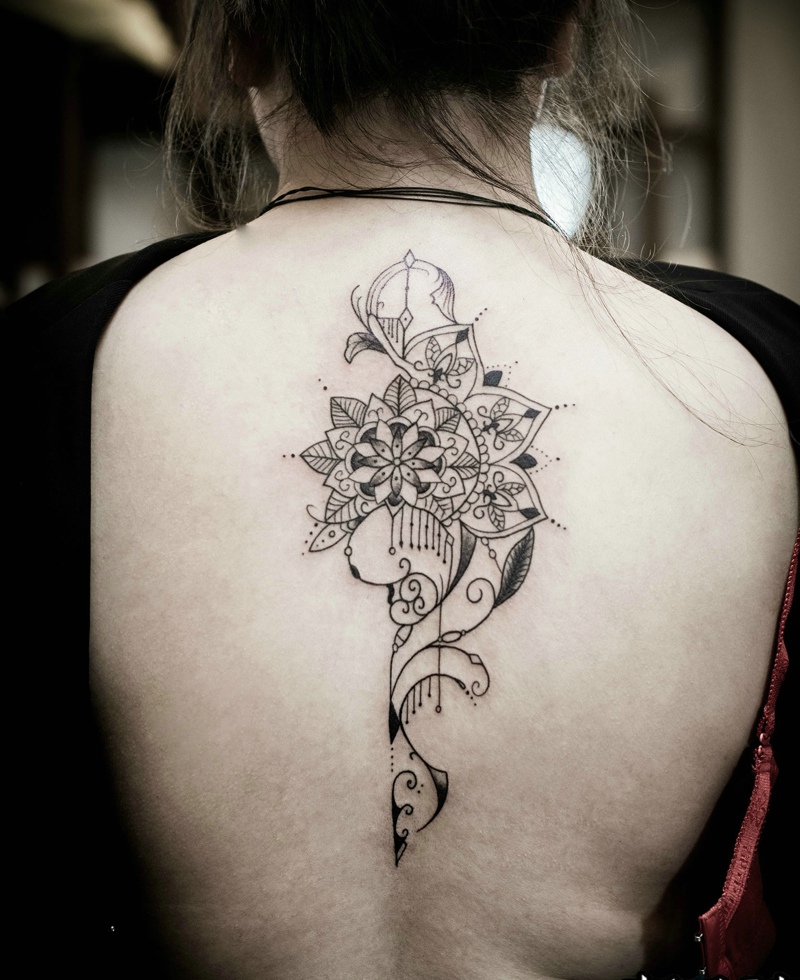 女生脊椎部个性独特的纹身刺青
