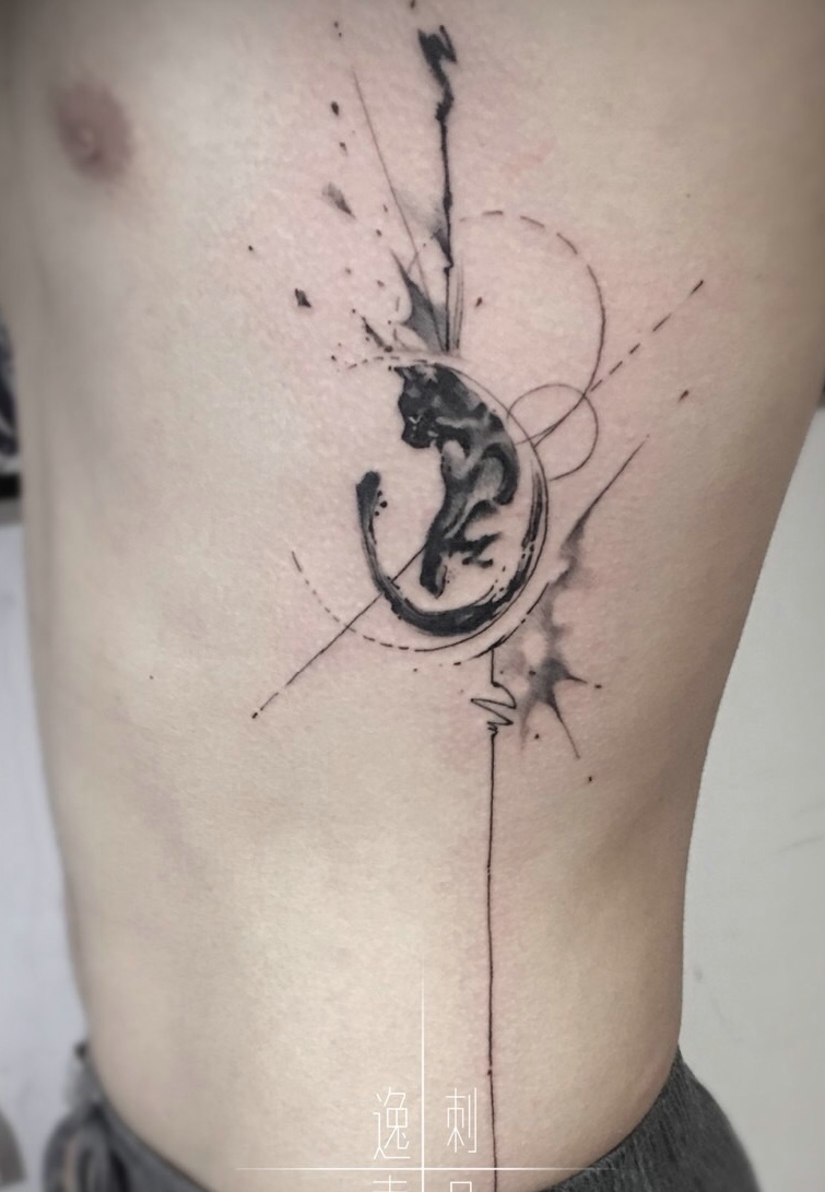 侧腰部水墨几何与狐狸一起的纹身图片