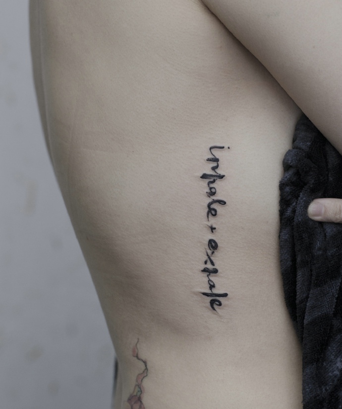 侧腰部笔直的时尚英文纹身图片