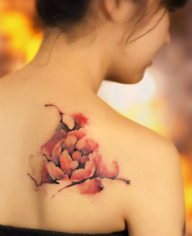 性感女生后背时尚精美的花朵纹身图案