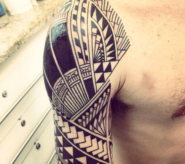 大臂经典霸气的图腾纹身图案