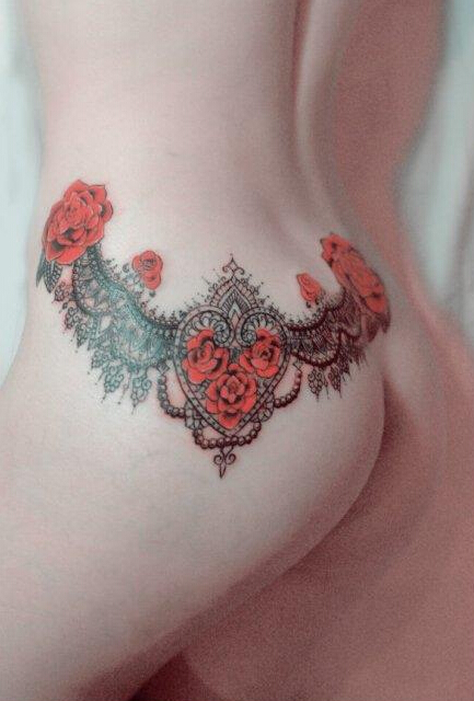 前卫性感的女生臀部蕾丝纹身图案