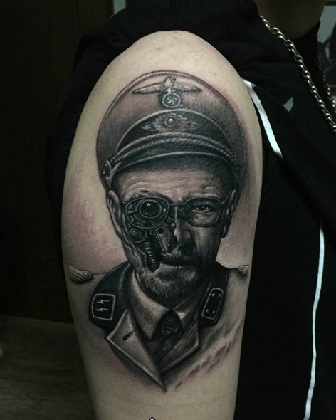 大臂黑黑的电影人物肖像纹身刺青