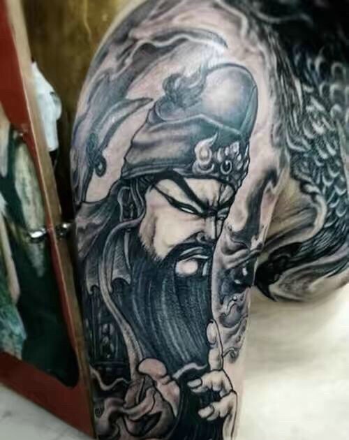 经典帅气的半甲黑白关公纹身图案